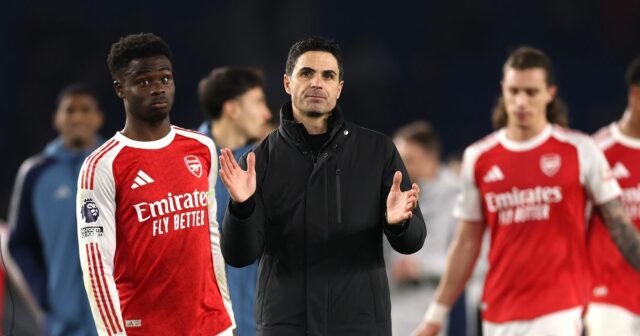Bukayo Saka z Arsenalu a Mikel Arteta, manažér Arsenalu, reagujú po zápase Premier League medzi Brighton & Hove Albion a Arsenalom na Amex Stadium 4. marca 2026 v Brightone v Anglicku. 
