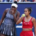 2. septembra 2025; Flushing, NY, USA; Američanka Venus Williamsová a Kanaďanka Leylah Fernandezová v akcii proti Američanke Taylor Townsendovej a Češke Katerine Siniakovej vo štvrťfinále ženskej štvorhry na US Open na štadióne Louisa Armstronga v Národnom tenisovom centre Billie Jean Kingovej. Povinný kredit: Mike Frey-Imagn Images