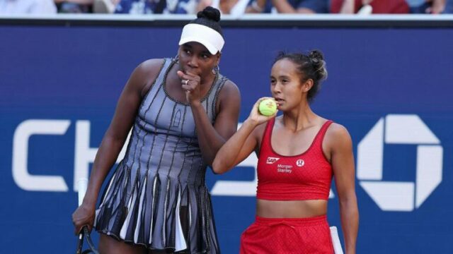 2. septembra 2025; Flushing, NY, USA; Američanka Venus Williamsová a Kanaďanka Leylah Fernandezová v akcii proti Američanke Taylor Townsendovej a Češke Katerine Siniakovej vo štvrťfinále ženskej štvorhry na US Open na štadióne Louisa Armstronga v Národnom tenisovom centre Billie Jean Kingovej. Povinný kredit: Mike Frey-Imagn Images