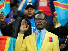 Slávny fanúšik žijúcej sochy Konga zmeškal play-off majstrovstiev sveta proti Jamajke pre problémy s vízami Michel Nkuka Mboladinga pózoval ako socha Lumumba v Afcon (AP)