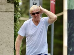 Slávny športovec sa priznal k bizarnému činu so žuvačkou a brúsnym papierom v toxickom spore so susedom na poschodí Bývalý Wallaby David Knox priznal krádež bezpečnostnej kamery a zničenie CCTV zvončeka uprostred dlhotrvajúceho susedského sporu na východnom predmestí Sydney. Knox je zobrazený neďaleko jeho domu v Coogee