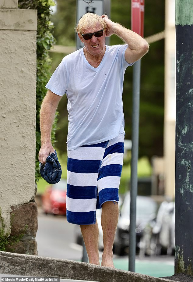 Slávny športovec sa priznal k bizarnému činu so žuvačkou a Bývalý Wallaby David Knox priznal krádež bezpečnostnej kamery a zničenie CCTV zvončeka uprostred dlhotrvajúceho susedského sporu na východnom predmestí Sydney. Knox je zobrazený neďaleko jeho domu v Coogee