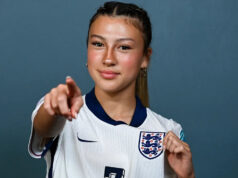 Sledujte tlačové konferencie Wiegmana ako 17-ročného Parkinsona menovaného v anglickom tíme Sledujte tlačové konferencie Wiegmana ako 17-ročného Parkinsona menovaného v anglickom tíme