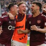 Oisin McEntee oslavuje po strelení gólu víťaza Hearts proti Dundee