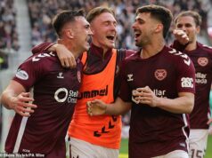 Slová Steva Clarka o tom, že Hearts sú lepšie ako súčet ich častí, by sa mali chápať ako kompliment – a dôvod, prečo majú stále všetku dynamiku v boji o titul Oisin McEntee oslavuje po strelení gólu víťaza Hearts proti Dundee