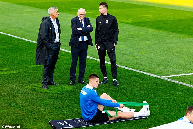 Slovinský šéf varuje Manchester United, že po stojke nebude tlačený Slovinský šéf Bostjan Cesar (vpravo) trval na tom, že ho Man United nebude tlačiť kvôli medzinárodnej dostupnosti Benjamina Seska.