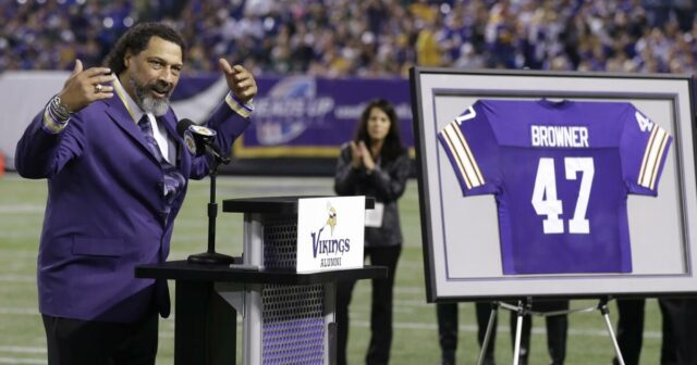 Smrť Joeyho Brownera: Bol hviezdnym obrancom pre USC a Vikings Smrť Joeyho Brownera: Bol hviezdnym obrancom pre USC a Vikings