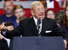 Smrť Lou Holtza vzdáva hold osamelej demokratickej zástupkyni Kam Bucknerovej Smrť Lou Holtza vzdáva hold osamelej demokratickej zástupkyni Kam Bucknerovej