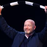 Peter Crouch sa 13. marca 2025 v Londýne v Anglicku zúčastňuje 3. dňa „Štvrtok svätého Patrika“ festivalu v Cheltenhame na dostihovej dráhe v Cheltenhame.