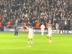 Šokujúci moment Filip Jorgensen ignoruje kapitána Chelsea Reece Jamesa a ODMIETNU tlieskať cestujúcim fanúšikom po prehre 5:2 vs PSG – ako Jamie Carragher vysvetľuje hlavný problém, ktorý musí Liam Rosenior vyriešiť, ak chcú Blues vyhrať trofeje Zdá sa, že kapitán Chelsea Reece James po záverečnom hvizde naliehal na Filipa Jorgensena, aby zamieril na hosťujúcu stranu a uznal cestujúcich priaznivcov.