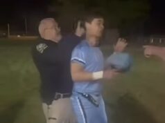 Šokujúci moment, keď školský policajt pred zúrivými rodičmi udrie taserom po hlave mladého bejzbalového hráča Stredoškolský dôstojník je vyšetrovaný za udretie hráča baseballu taserom