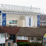 Oranžové logo BBC Sounds na čiernom pozadí