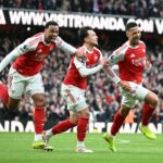 Piero Hincapie strelil loptu do zadnej časti vlastnej siete, keď si Chelsea vynútila vyrovnanie (AFP/Getty)