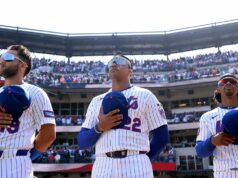 Spevák národnej hymny Mets počas Dňa otvorených dverí zamáva nápis „Star-Spangled Banner“. Spevák národnej hymny Mets počas Dňa otvorených dverí zamáva nápis „Star-Spangled Banner“.