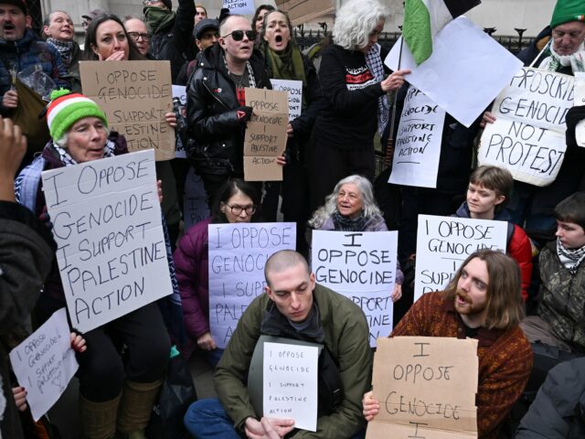 Spojené kráľovstvo je obvinené z „zastrašovacej taktiky“ proti propalestínskym aktivistom, Spojené kráľovstvo je obvinené z „zastrašovacej taktiky“ proti propalestínskym aktivistom, ktorí boli prepustení na kauciu | Správy o konflikte medzi Izraelom a Palestínou