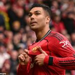 Casemiro schmatol a ukázal na odznak United, keď ho fanúšikovia v nedeľu večer serenádovali