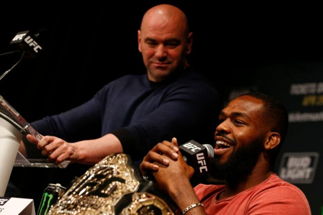 Jon Jones (vpravo) s prezidentom UFC Dana White v roku 2016 (Getty)