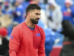 Správa: Browns sa rozhodli proti podpisu DE AJ Epenesa NFL: Tampa Bay Buccaneers v Buffalo Bills
