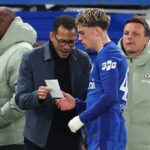 Liam Rosenior v 82. minúte poslal poznámku Alejandrovi Garnachovi, keď Chelsea prehrávala celkovo 8:2.