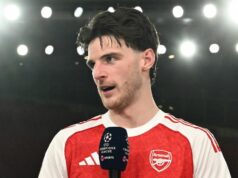 Správy Arsenalu: Declan Rice identifikuje vodcu šatne ako hviezdu, ktorá čelí finálovej sekere Carabao Cupu Declan Rice z Arsenalu poskytol rozhovor Laura Woods, Karen Carney a Martin Keown po zápase 2. kola osemfinále Ligy majstrov UEFA 2025/26 medzi Arsenal FC a Bayer 04 Leverkusen na Arsenal Stadium 17. marca 2026 v Londýne v Anglicku.