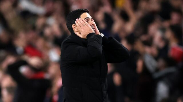 Manažér Arsenalu Mikel Arteta počas zápasu Premier League medzi Fulhamom a Arsenalom v Craven Cottage 18. októbra 2025 v Londýne v Anglicku.