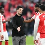 Mikel Arteta so svojimi hráčmi Arsenalu po ich finálovej prehre v Carabao Cupe