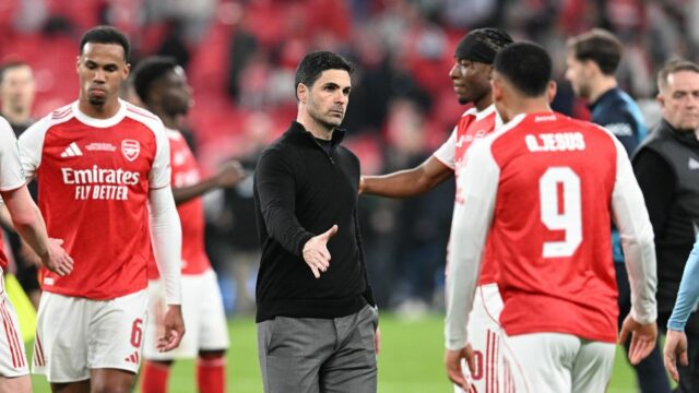 Mikel Arteta so svojimi hráčmi Arsenalu po ich finálovej prehre v Carabao Cupe