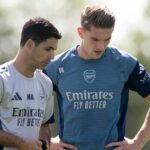 Manažér Arsenalu Mikel Arteta sa rozpráva s Viktorom Gyokerem počas tréningu v Sobha Realty Training Center 15. augusta 2025 v London Colney v Anglicku.