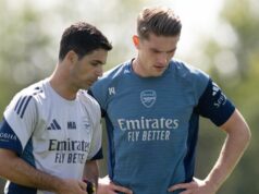 Správy Arsenalu: Mikel Arteta „nedôveruje dvojici“, keďže Viktor Gyokeres sa chystá na nepríjemný návrat Manažér Arsenalu Mikel Arteta sa rozpráva s Viktorom Gyokerem počas tréningu v Sobha Realty Training Center 15. augusta 2025 v London Colney v Anglicku.