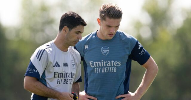 Manažér Arsenalu Mikel Arteta sa rozpráva s Viktorom Gyokerem počas tréningu v Sobha Realty Training Center 15. augusta 2025 v London Colney v Anglicku. 