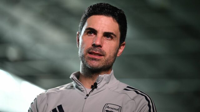 Správy Arsenalu: Swoop za eso 50 miliónov libier podporil, ako LONDÝN COLNEY, ANGLICKO - 16. marca: Manažér Arsenalu Mikel Arteta hovorí pre médiá v Sobha Realty Training Center 16. marca 2026 v London Colney, Anglicko. (Foto: Stuart MacFarlane/Arsenal FC cez Getty Images)