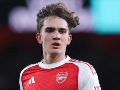 Správy Arsenalu: Zabudnutá hviezda 34 miliónov £ odložila rozhodnutie o prestupe, pretože otec Maxa Dowmana zasiahol Max Dowman z Arsenalu počas zápasu Premier League medzi Arsenalom a Evertonom na Emirates Stadium 14. marca 2026 v Londýne v Anglicku.