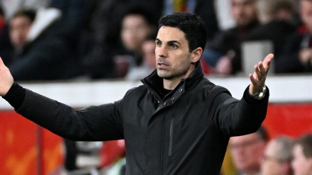 Španielsky manažér Arsenalu Mikel Arteta reaguje počas prvého zápasu Ligy majstrov UEFA, posledných 16, futbalového zápasu Bayer 04 Leverkusen vs Arsenal v Leverkusene v západnom Nemecku 11. marca 2026. 