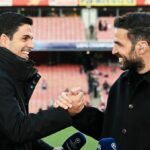 Mikel Arteta, manažér Arsenalu, si podáva ruku s Cescom Fabregasom počas rozhovoru na ihrisku pred štvrťfinále Ligy majstrov UEFA 2024/25 v prvej časti zápasu medzi Arsenal FC a Real Madrid