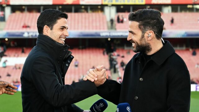 Mikel Arteta, manažér Arsenalu, si podáva ruku s Cescom Fabregasom počas rozhovoru na ihrisku pred štvrťfinále Ligy majstrov UEFA 2024/25 v prvej časti zápasu medzi Arsenal FC a Real Madrid