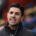 Španielsky manažér Arsenalu Mikel Arteta gestikuluje na čiare počas futbalového zápasu piateho kola anglického FA Cupu medzi Mansfield Town a Arsenalom na štadióne One Call, Field Mill v Mansfielde, stredné Anglicko, 7. marca 2026. (Foto: Jon Super / AFP cez Getty Images) / VYHRADENÉ NA REDAKČNÉ POUŽITIE. Nepoužívať s nepovolenými audio, video, dátami, súpiskami zápasov, klubovými/ligovými logami alebo „živými“ službami. Online použitie v zápase je obmedzené na 120 obrázkov. Ďalších 40 obrázkov môže byť použitých v predĺžení. Žiadna emulácia videa. Používanie sociálnych médií počas zápasu je obmedzené na 120 obrázkov. Ďalších 40 obrázkov môže byť použitých v predĺžení. Nepoužíva sa v stávkových publikáciách, hrách alebo publikáciách pre jednotlivé kluby/ligy/hráčov. /