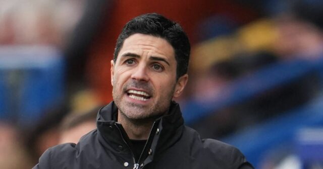 Španielsky manažér Arsenalu Mikel Arteta gestikuluje na čiare počas futbalového zápasu piateho kola anglického FA Cupu medzi Mansfield Town a Arsenalom na štadióne One Call, Field Mill v Mansfielde, stredné Anglicko, 7. marca 2026. (Foto: Jon Super / AFP cez Getty Images) / VYHRADENÉ NA REDAKČNÉ POUŽITIE. Nepoužívať s nepovolenými audio, video, dátami, súpiskami zápasov, klubovými/ligovými logami alebo „živými“ službami. Online použitie v zápase je obmedzené na 120 obrázkov. Ďalších 40 obrázkov môže byť použitých v predĺžení. Žiadna emulácia videa. Používanie sociálnych médií počas zápasu je obmedzené na 120 obrázkov. Ďalších 40 obrázkov môže byť použitých v predĺžení. Nepoužíva sa v stávkových publikáciách, hrách alebo publikáciách pre jednotlivé kluby/ligy/hráčov. / 