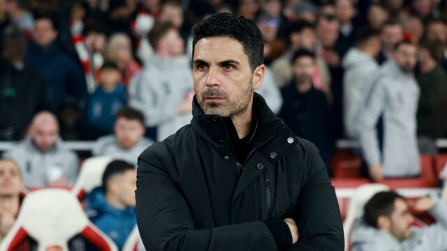 Mikel Arteta počas zápasu Arsenal vs Bayer Leverkusen