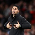Mikel Arteta manažér / hlavný tréner Arsenalu reaguje počas zápasu Premier League medzi Arsenalom a Chelsea na Emirates Stadium 1. marca 2026 v Londýne, Anglicko