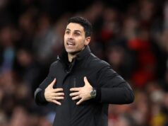 Správy z Arsenalu: Mikel Arteta povedal, že zisk titulu bude mať hviezdičku, keďže Gunners riskujú stratu hviezdy Mikel Arteta manažér / hlavný tréner Arsenalu reaguje počas zápasu Premier League medzi Arsenalom a Chelsea na Emirates Stadium 1. marca 2026 v Londýne, Anglicko