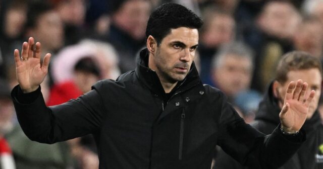 Správy z Arsenalu: Mikel Arteta sa pripravoval na finálové stretnutie Mikel Arteta, manažér Arsenalu, reaguje počas zápasu Premier League medzi Brentfordom a Arsenalom na Gtech Community Stadium