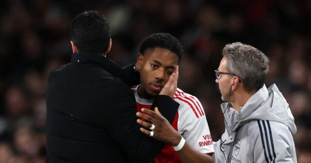   Mikel Arteta manažér / hlavný tréner Arsenalu s Mylesom Lewisom-Skellym 