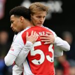 Ethan Nwaneri z Arsenalu oslavuje štvrtý gól svojho tímu so spoluhráčom Martinom Odegaardom počas zápasu Premier League medzi Ipswich Town FC a Arsenal FC na Portman Road 20. apríla 2025.