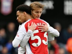 Správy z Arsenalu: Osem hráčom hrozí letný odchod, pretože manažér vydal aktualizáciu Ethana Nwaneriho Ethan Nwaneri z Arsenalu oslavuje štvrtý gól svojho tímu so spoluhráčom Martinom Odegaardom počas zápasu Premier League medzi Ipswich Town FC a Arsenal FC na Portman Road 20. apríla 2025.