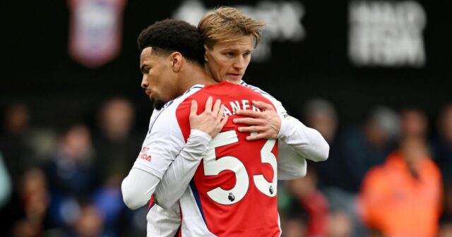 Ethan Nwaneri z Arsenalu oslavuje štvrtý gól svojho tímu so spoluhráčom Martinom Odegaardom počas zápasu Premier League medzi Ipswich Town FC a Arsenal FC na Portman Road 20. apríla 2025.