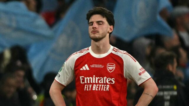 Declan Rice vyzerá skľúčene pre Arsenal