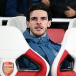 Hlavný tréner Mikel Arteta z Arsenal FC vyzerá skľúčene počas zápasu osemfinále Ligy majstrov 2025/2026 medzi Bayerom 04 Leverkusen a Arsenalom FC