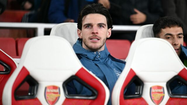 Hlavný tréner Mikel Arteta z Arsenal FC vyzerá skľúčene počas zápasu osemfinále Ligy majstrov 2025/2026 medzi Bayerom 04 Leverkusen a Arsenalom FC