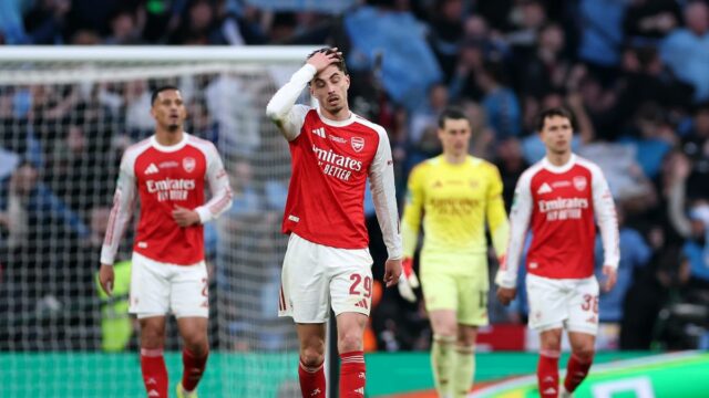 Kai Havertz z Arsenalu vyzerá skľúčene po tom, čo Nico O'Reilly z Manchestru City (bez obrázku) strelil prvý gól svojho tímu počas finálového zápasu Carabao Cupu medzi Arsenalom a Manchestrom City na štadióne Wembley 22. marca 2026 v Londýne v Anglicku. 