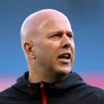 BRIGHTON, ANGLICKO - 21. marca: Arne Slot, manažér Liverpoolu, sleduje pred zápasom Premier League medzi Brighton & Hove Albion a Liverpoolom na Amex Stadium 21. marca 2026 v Brightone v Anglicku. (Foto: Justin Setterfield/Getty Images)